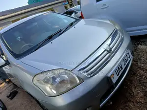 Toyota Raum 2011