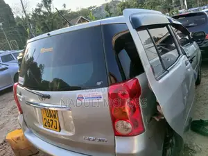 Toyota Raum 2011