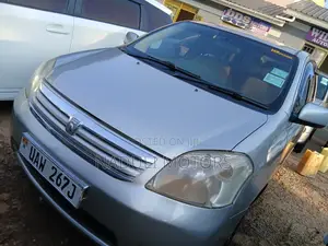 Toyota Raum 2011
