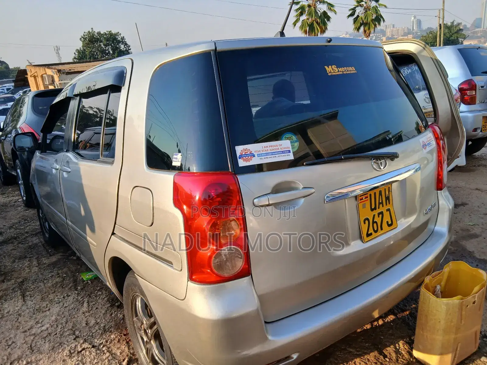 Toyota Raum 2011