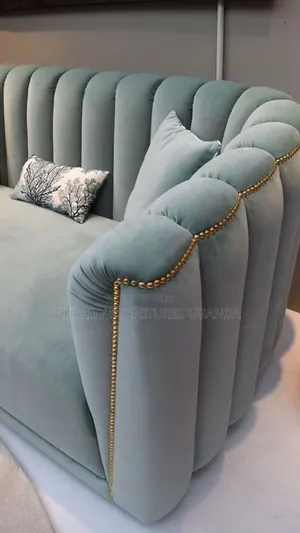 Circular 3 Seater With Chair Pins