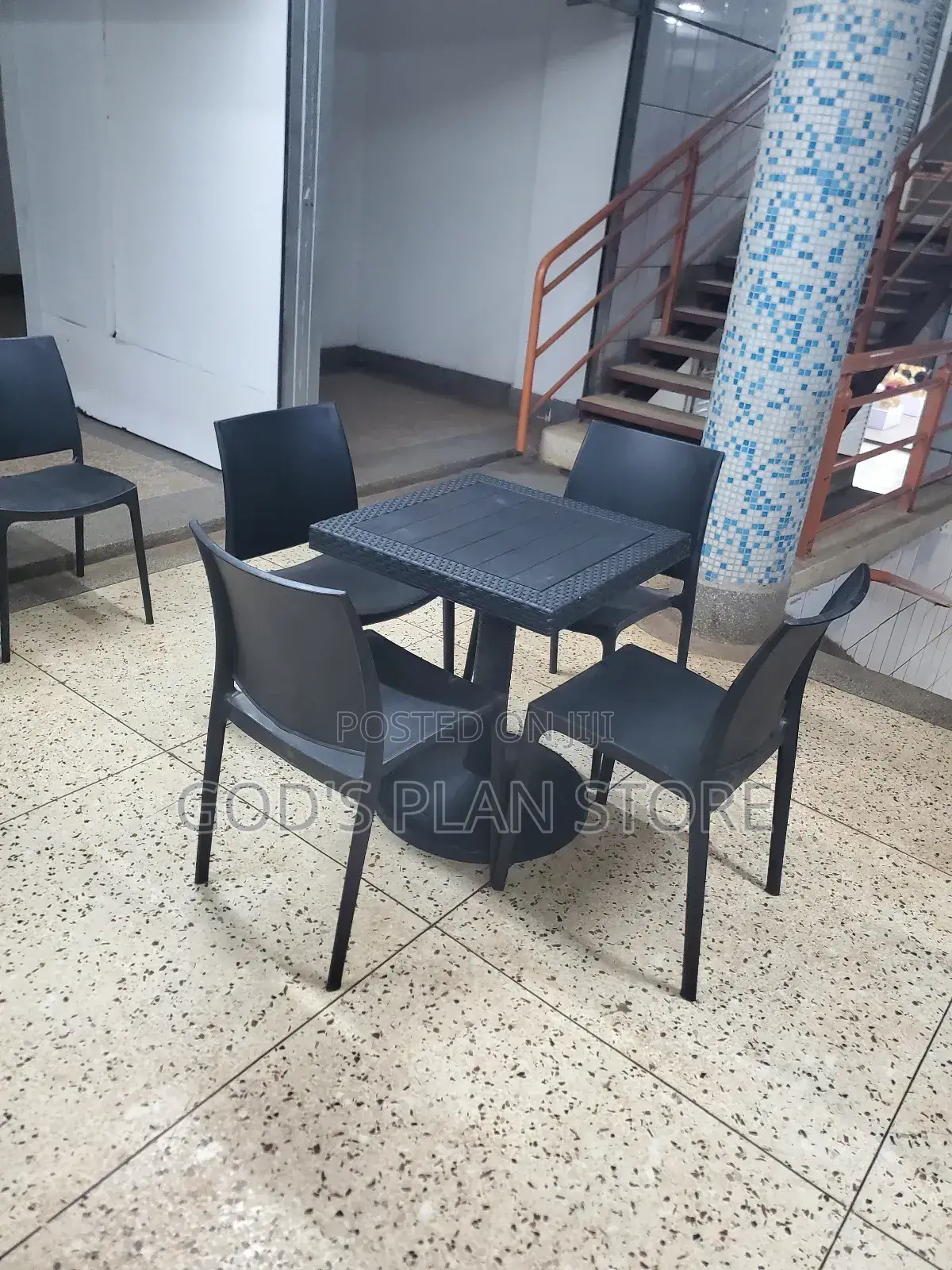 High Quality Plastic Chairs and Table for Restaurant