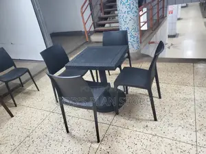 High Quality Plastic Chairs and Table for Restaurant