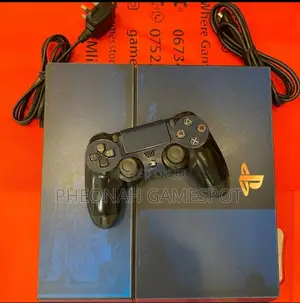 This Ps4 Comes With 12 Games, 2 Controllers, It's a Chipped)
