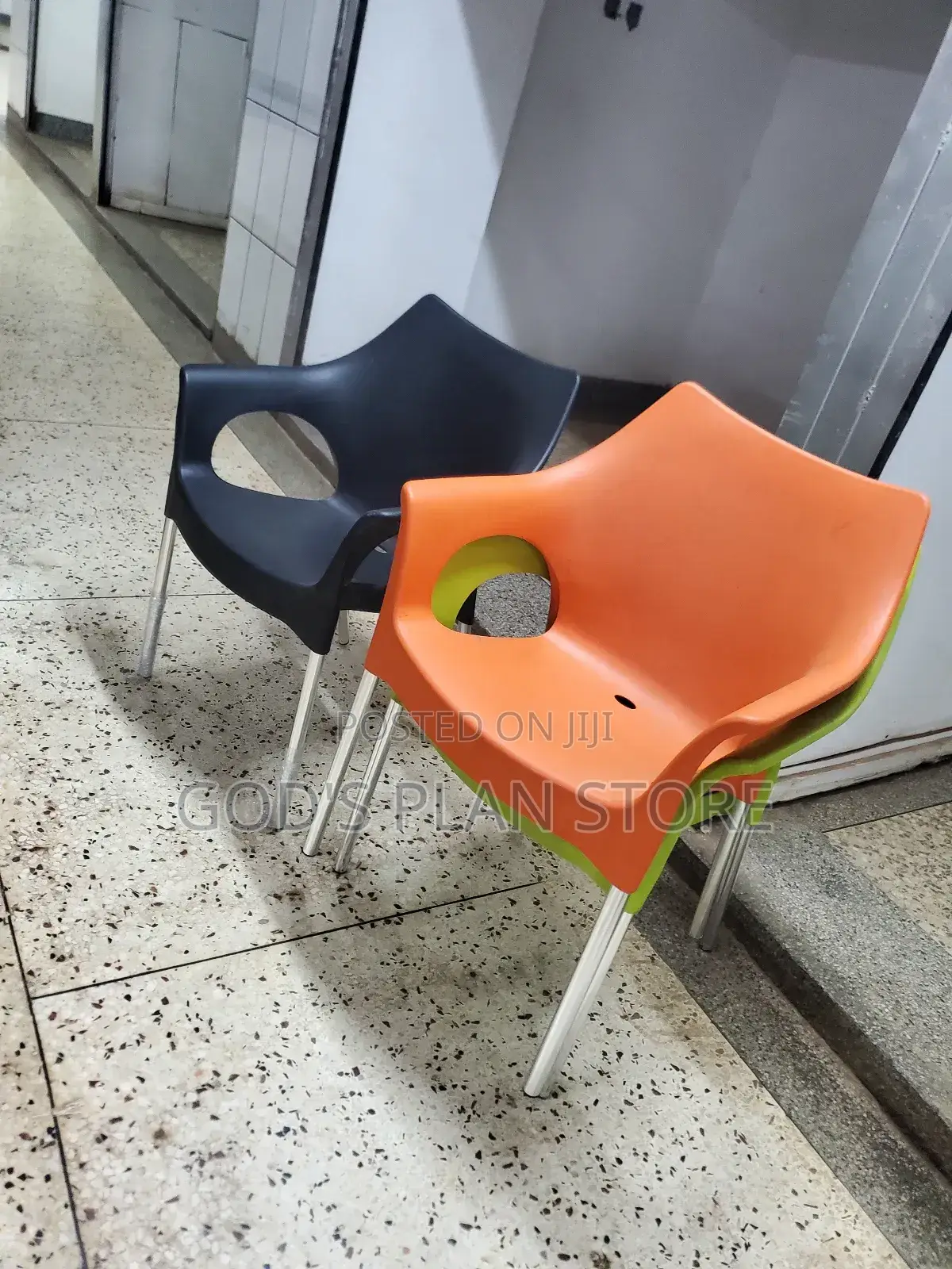 Siliver Stands Plastic Chairs Siliver Stands Plastic Chairs