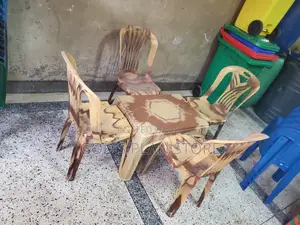 Multicolor Plastic Table and Chairs for Bar and Restaurant