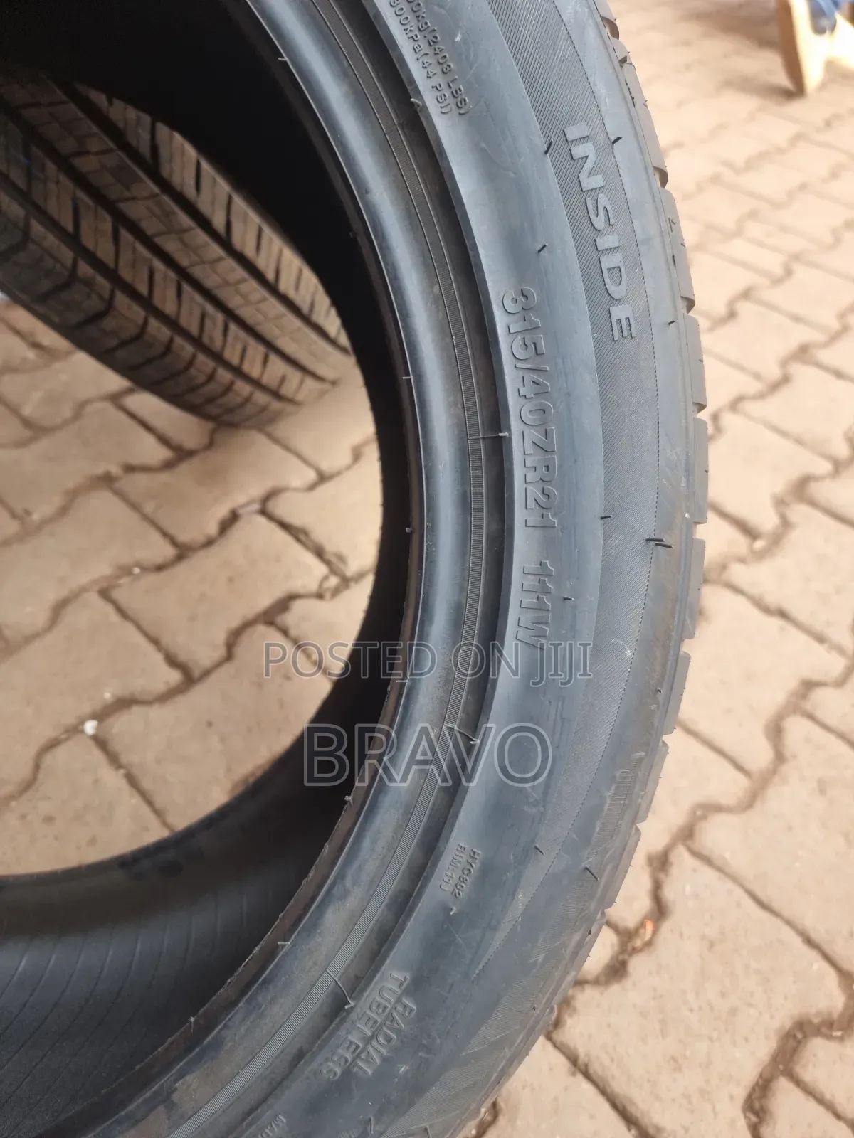 315/40r21 111w New Tires .