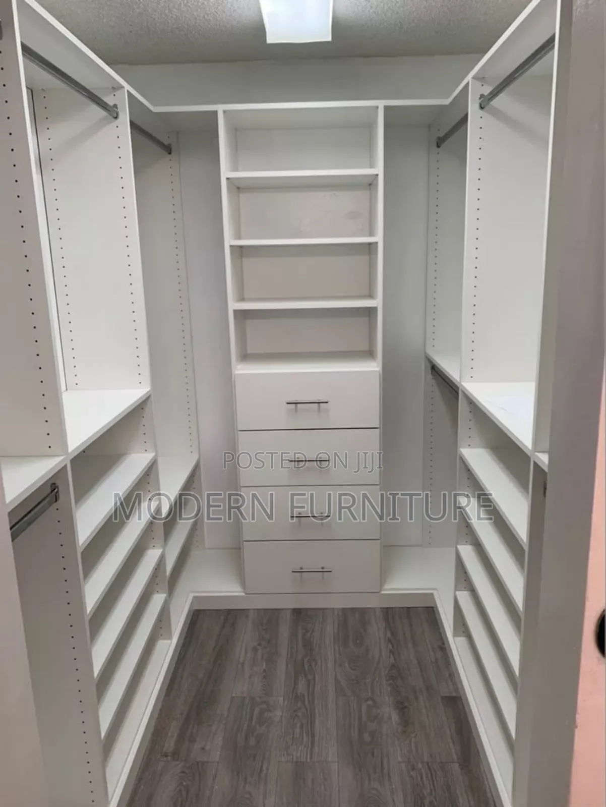 Wardrobe/Walk in Closet