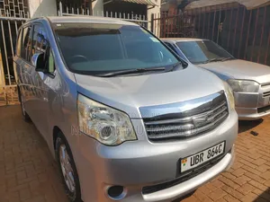 Photo - Toyota Noah 2011 Silver