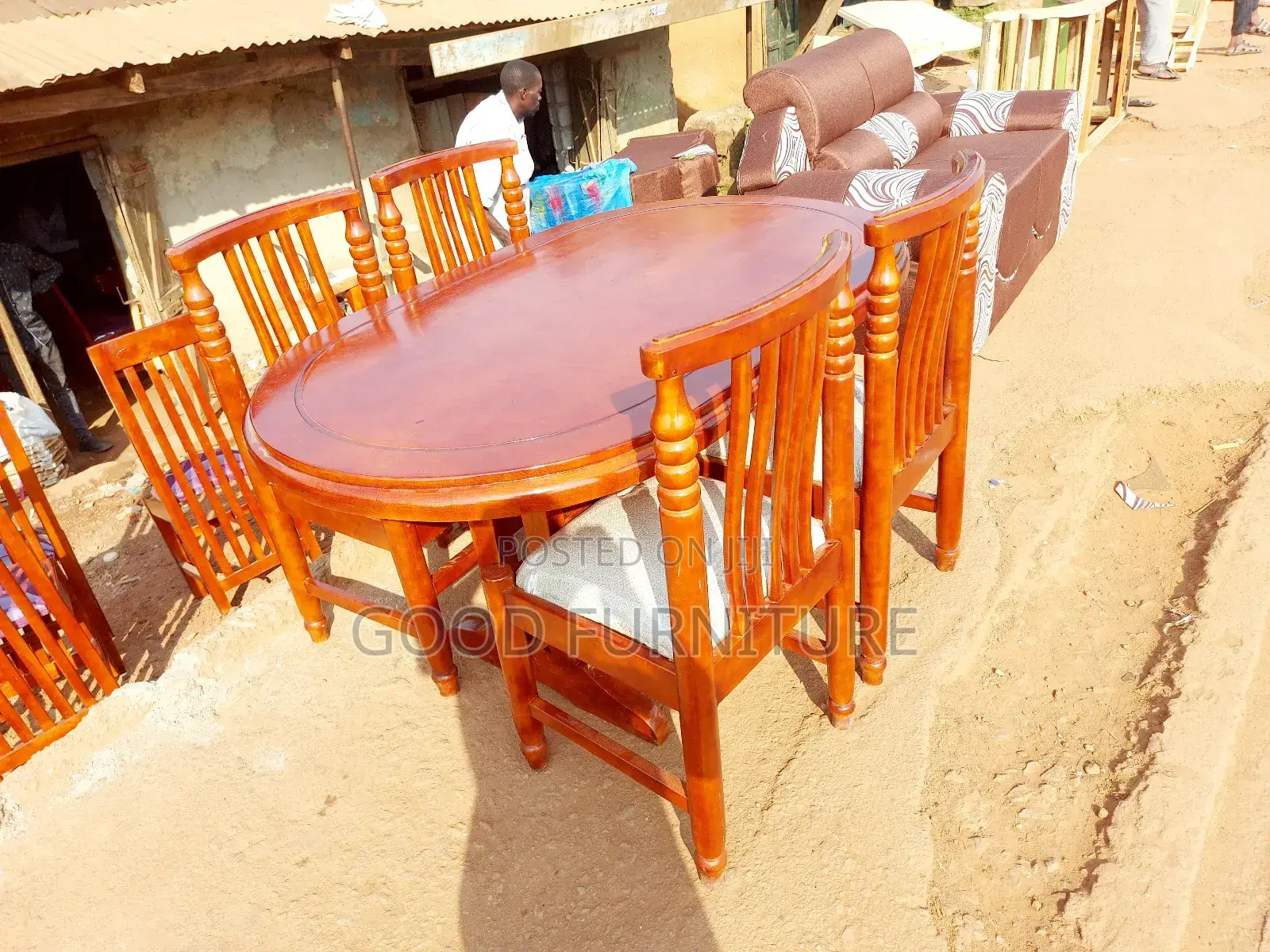 Very Nice Looking Four Seaters Dining Set
