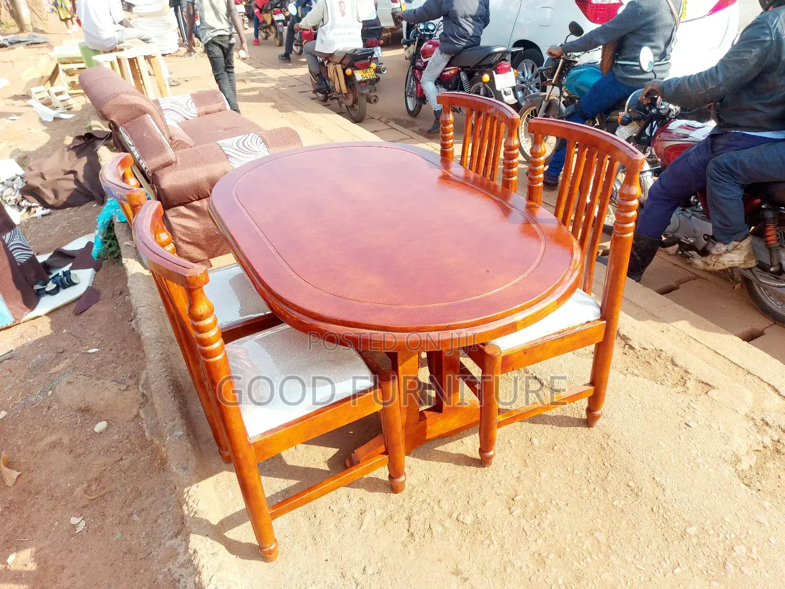 Very Nice Looking Four Seaters Dining Set