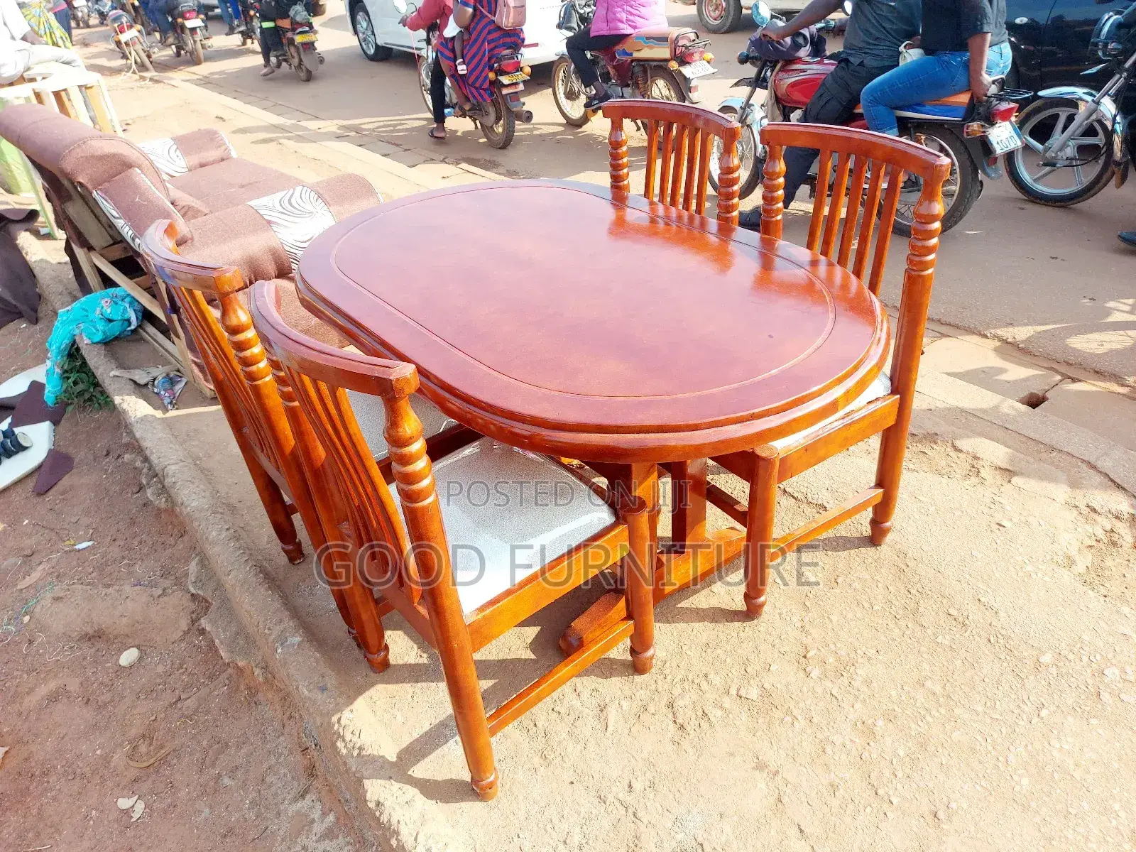 Very Nice Looking Four Seaters Dining Set