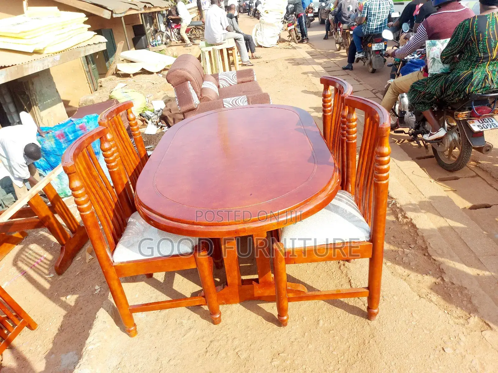 Very Nice Looking Four Seaters Dining Set