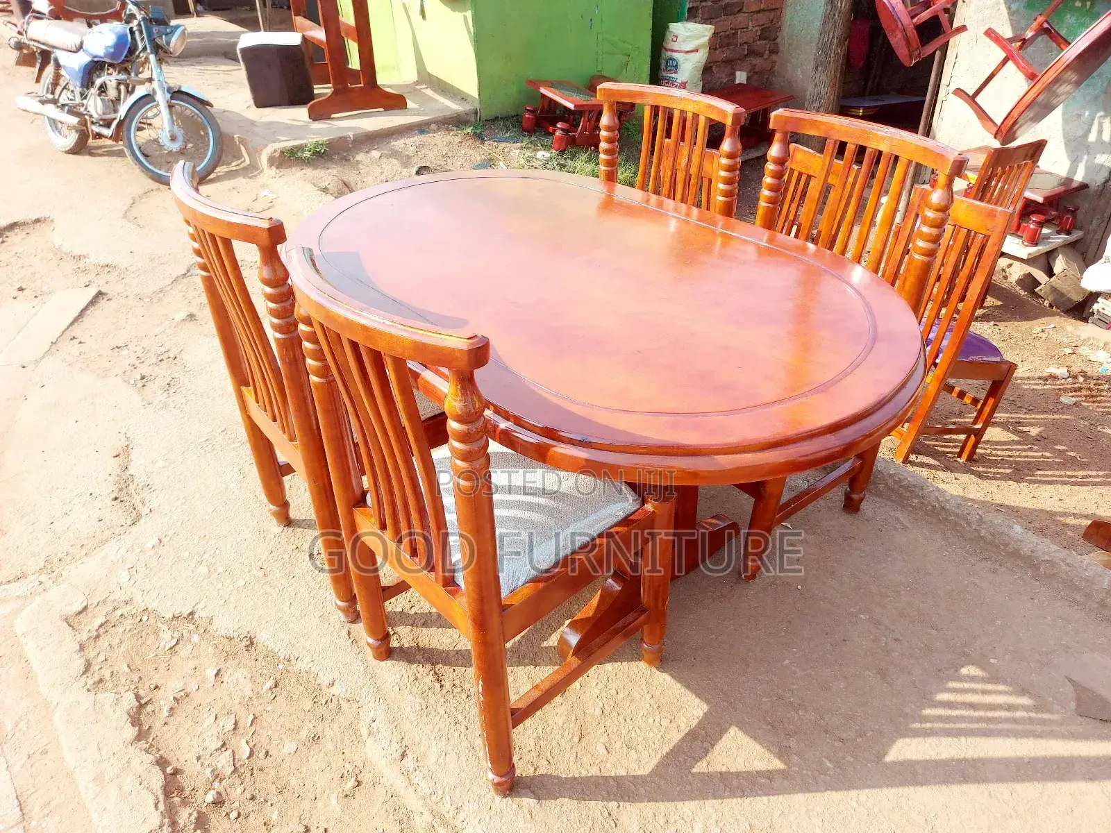 Very Nice Looking Four Seaters Dining Set