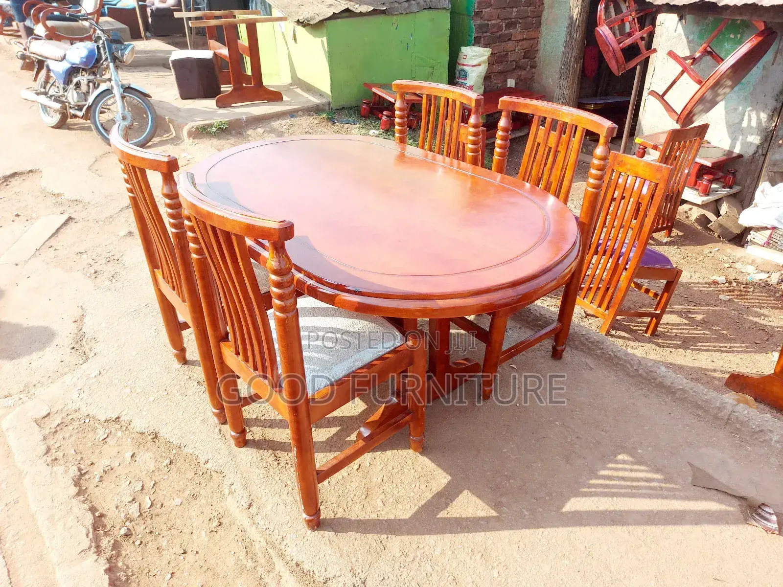 Very Nice Looking Four Seaters Dining Set