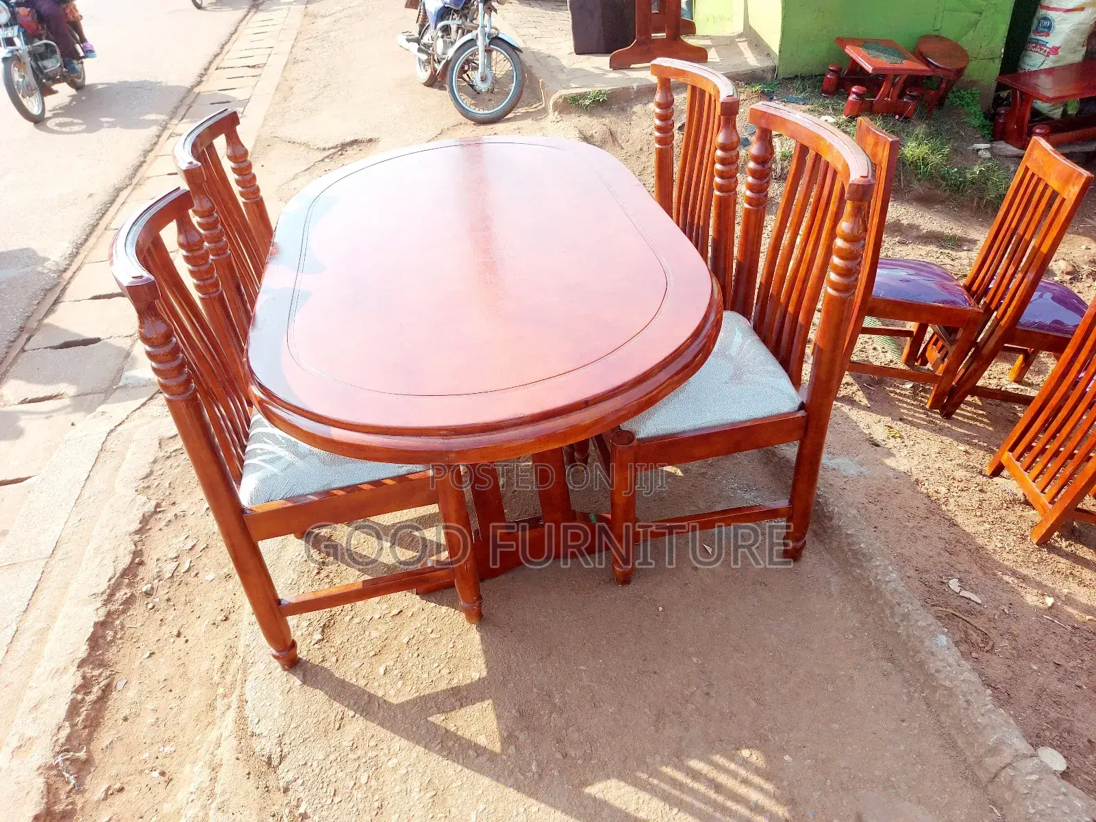 Very Nice Looking Four Seaters Dining Set