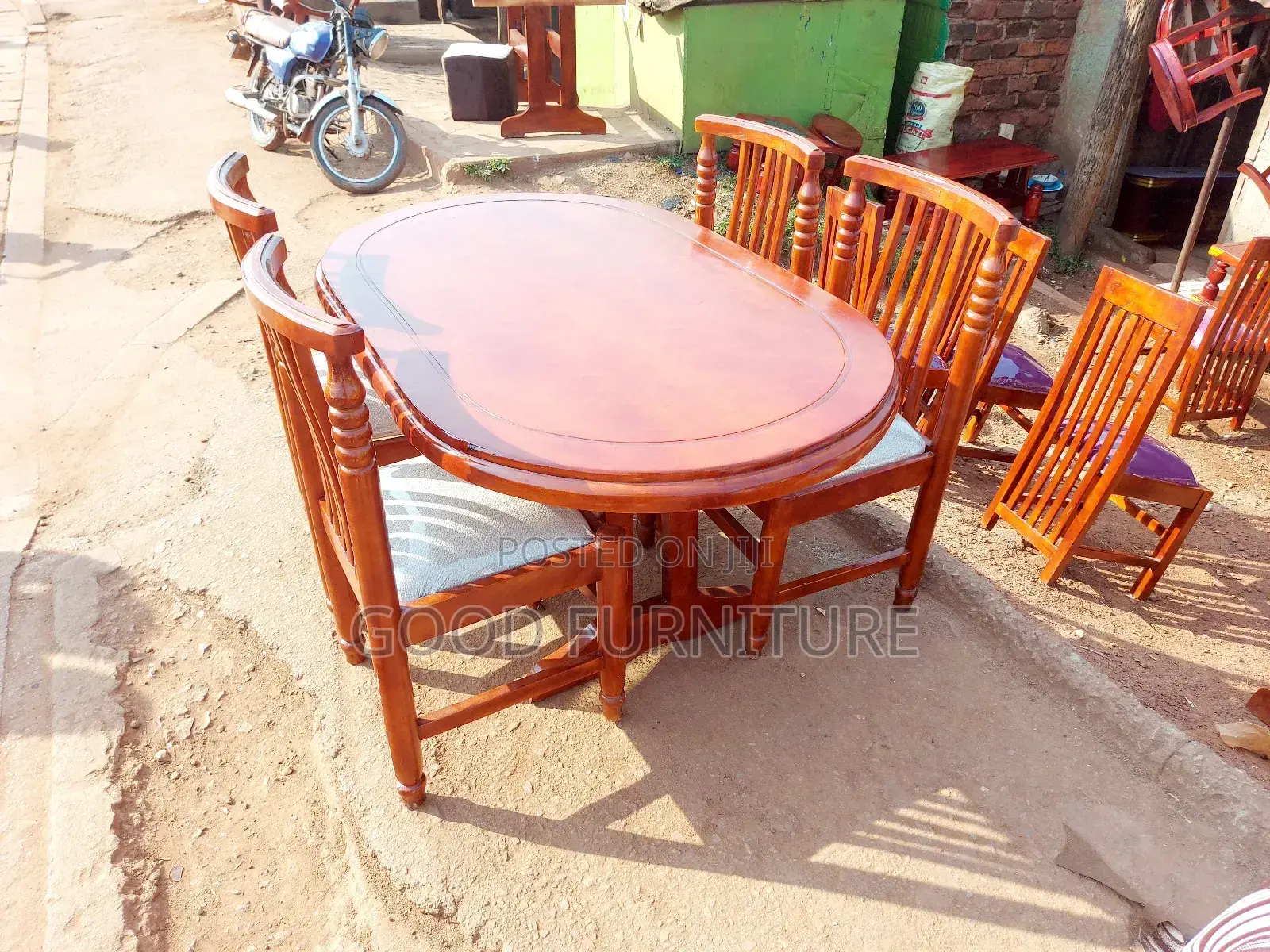Very Nice Looking Four Seaters Dining Set