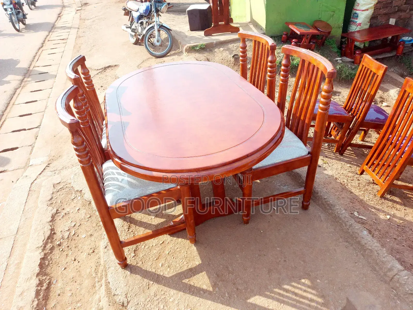 Very Nice Looking Four Seaters Dining Set