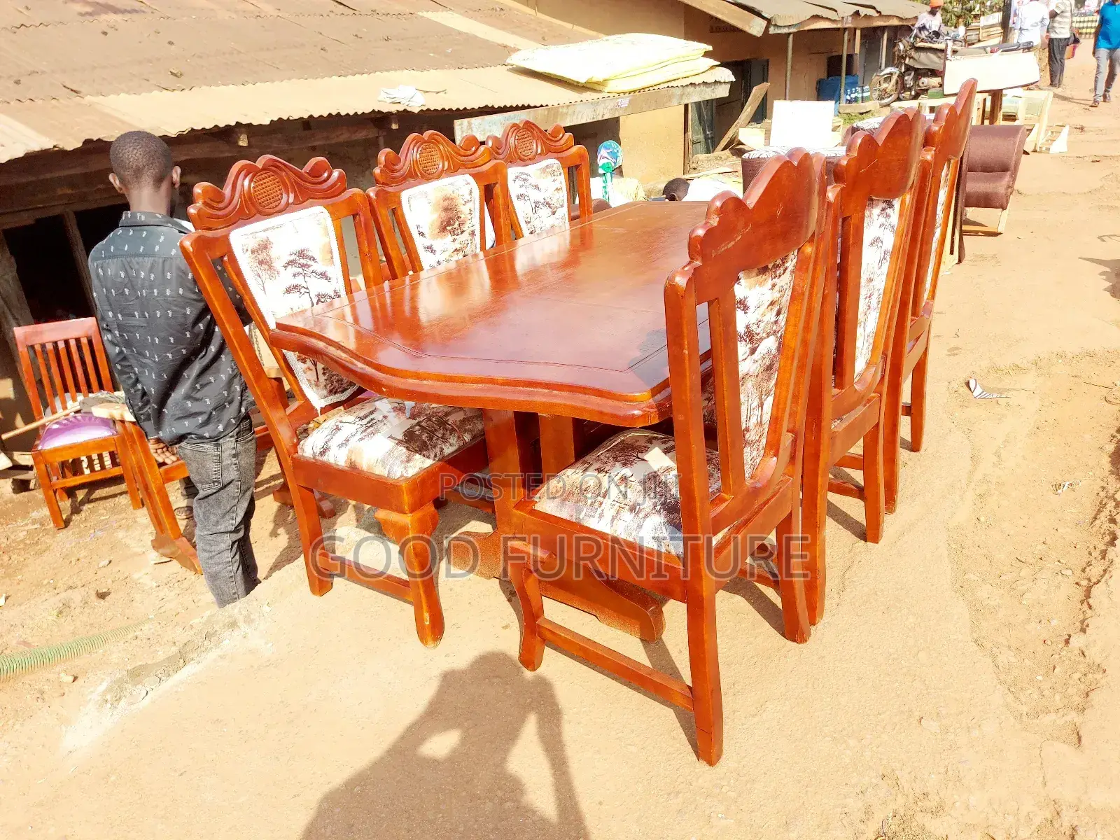 King's Style Good-Looking Six Seaters Dining Set