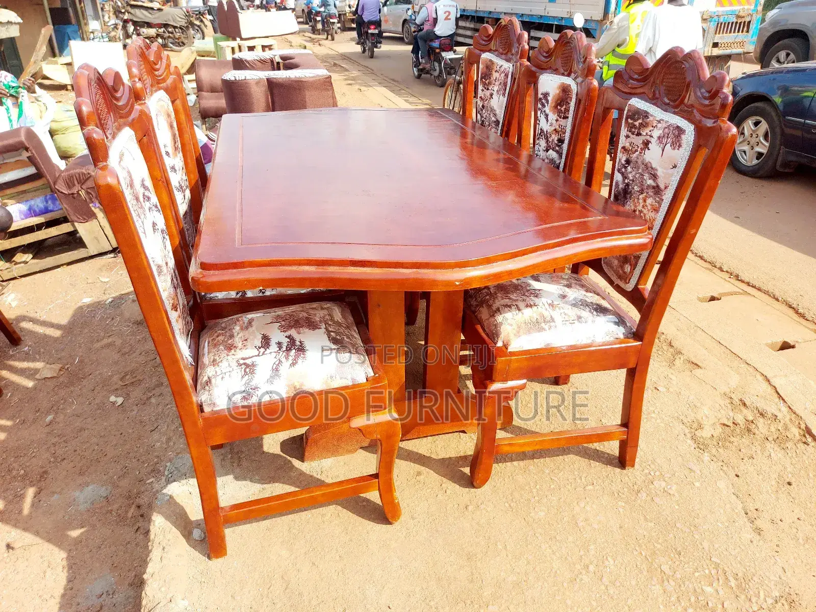 King's Style Good-Looking Six Seaters Dining Set