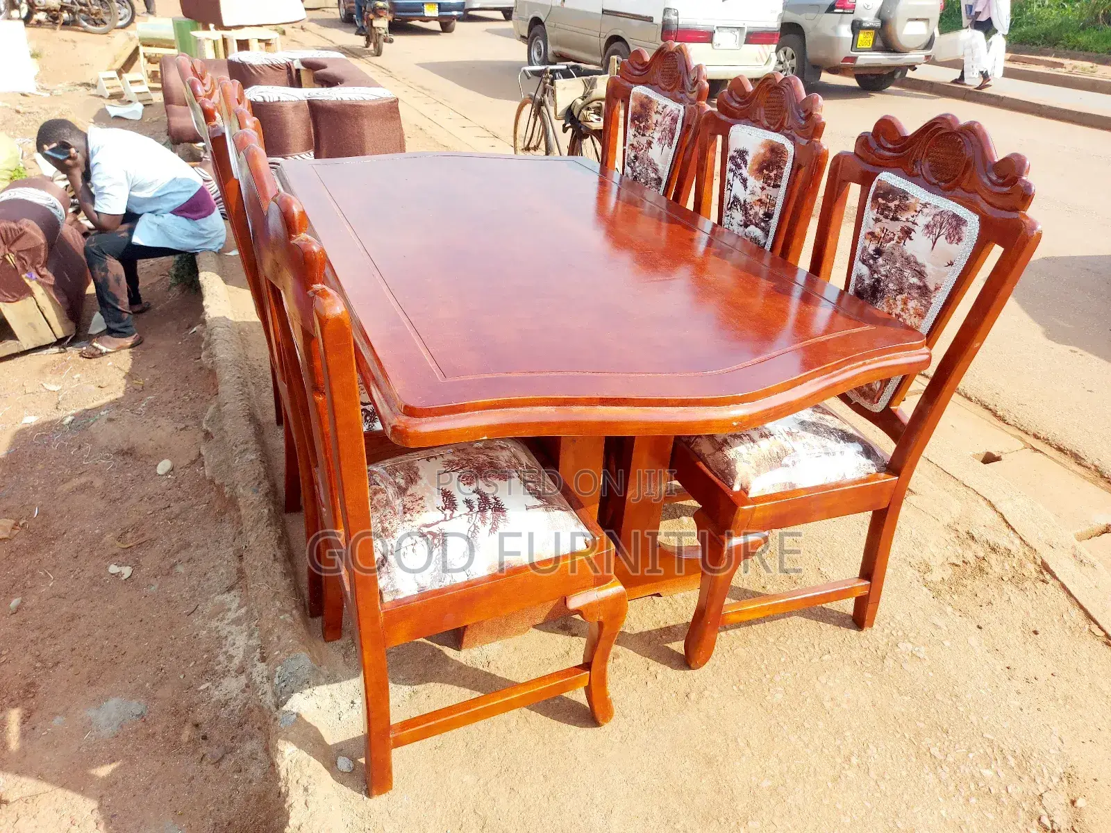 King's Style Good-Looking Six Seaters Dining Set