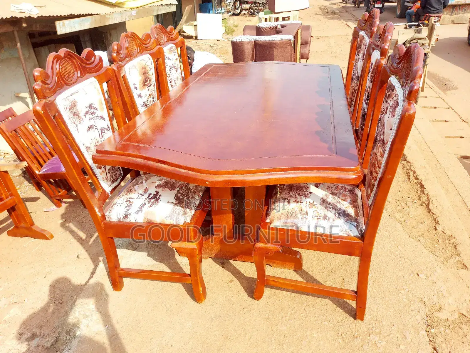 King's Style Good-Looking Six Seaters Dining Set