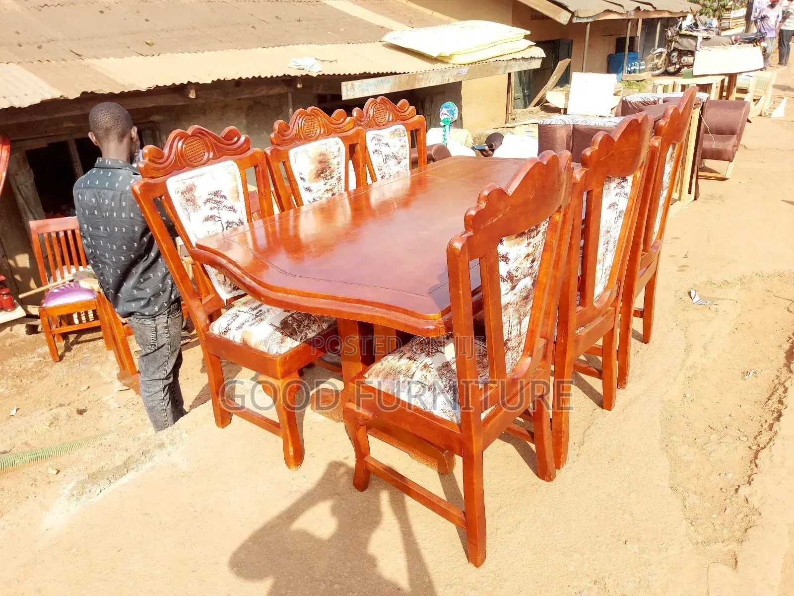 King's Style Good-Looking Six Seaters Dining Set