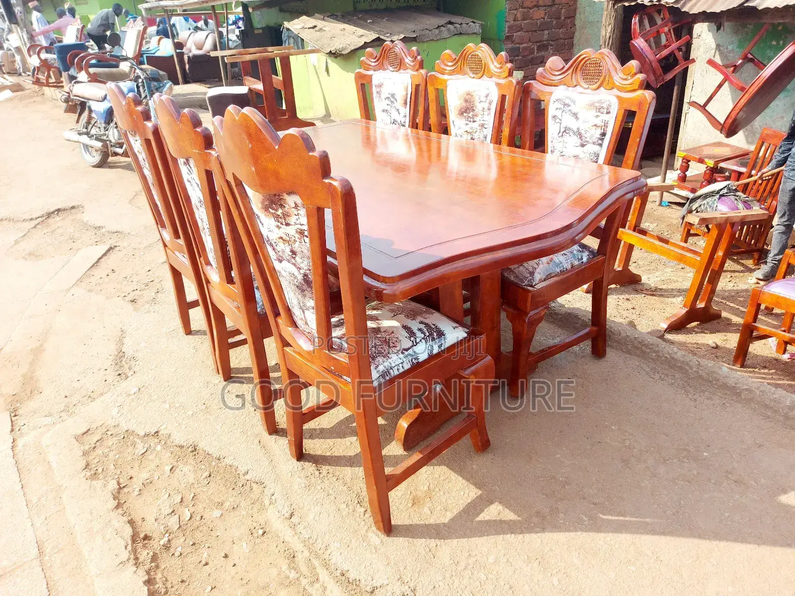 King's Style Good-Looking Six Seaters Dining Set