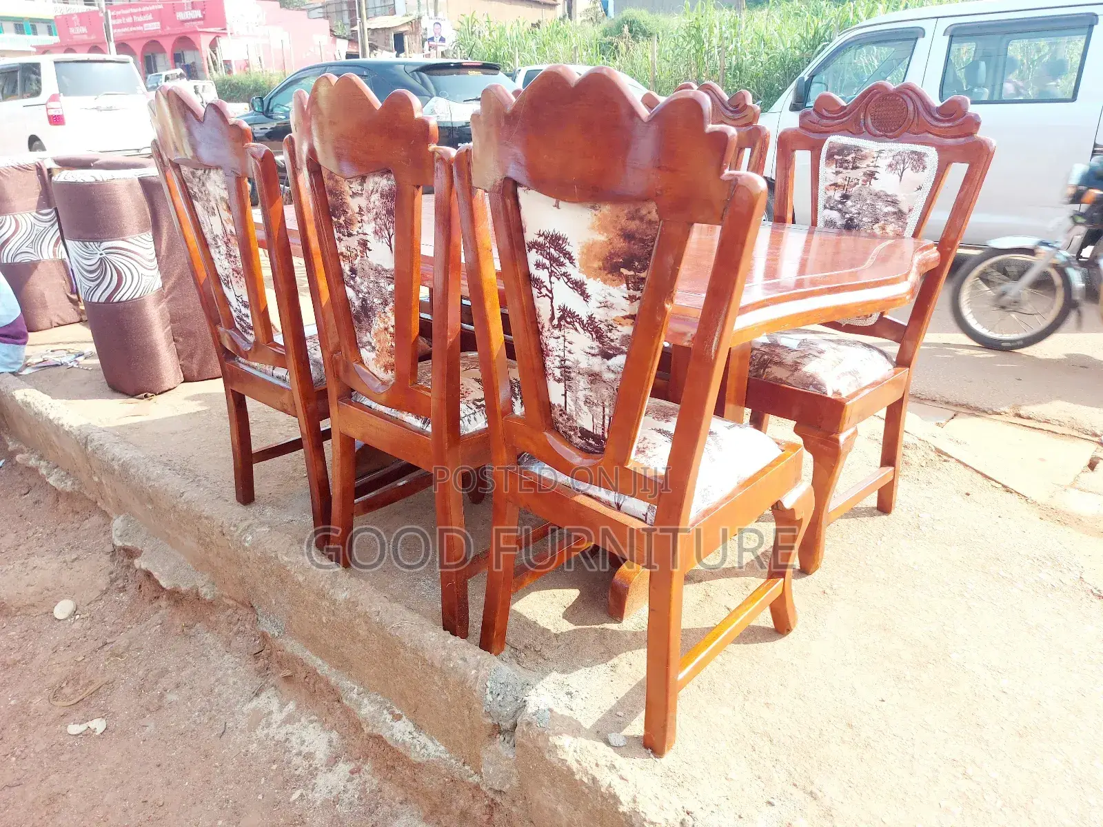 King's Style Good-Looking Six Seaters Dining Set