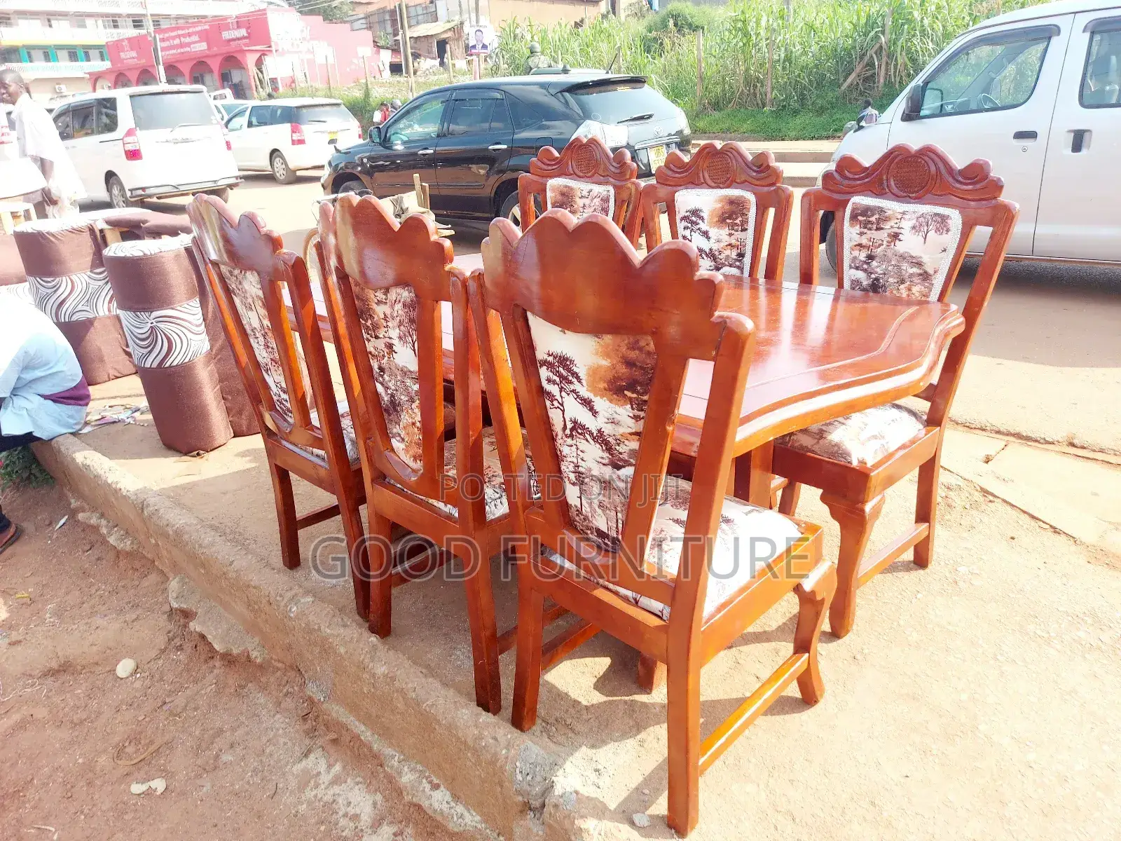 King's Style Good-Looking Six Seaters Dining Set