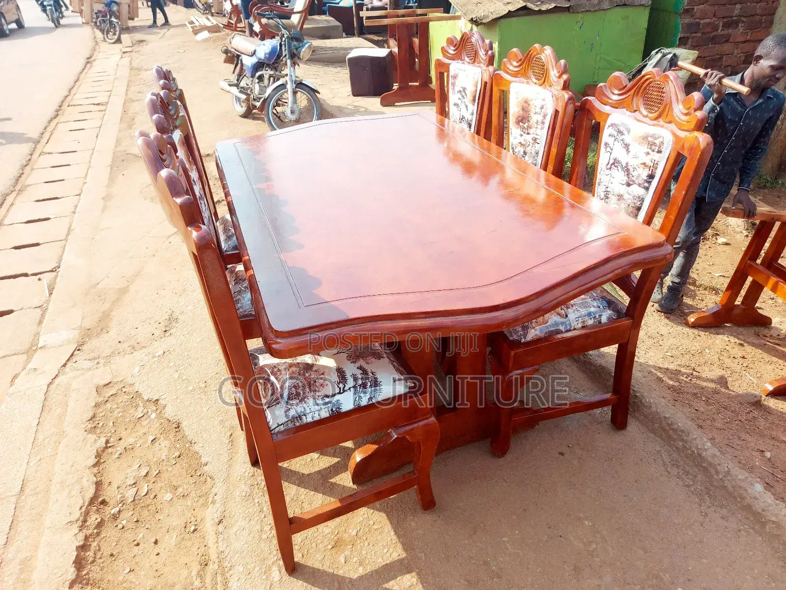 King's Style Good-Looking Six Seaters Dining Set