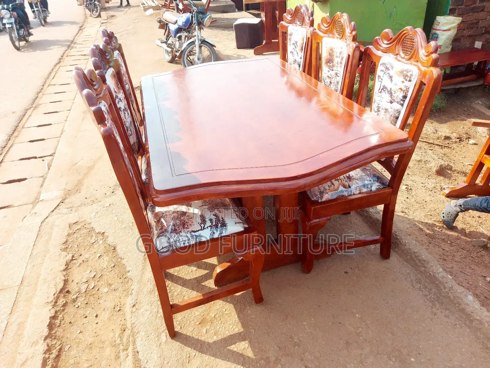 King's Style Good-Looking Six Seaters Dining Set