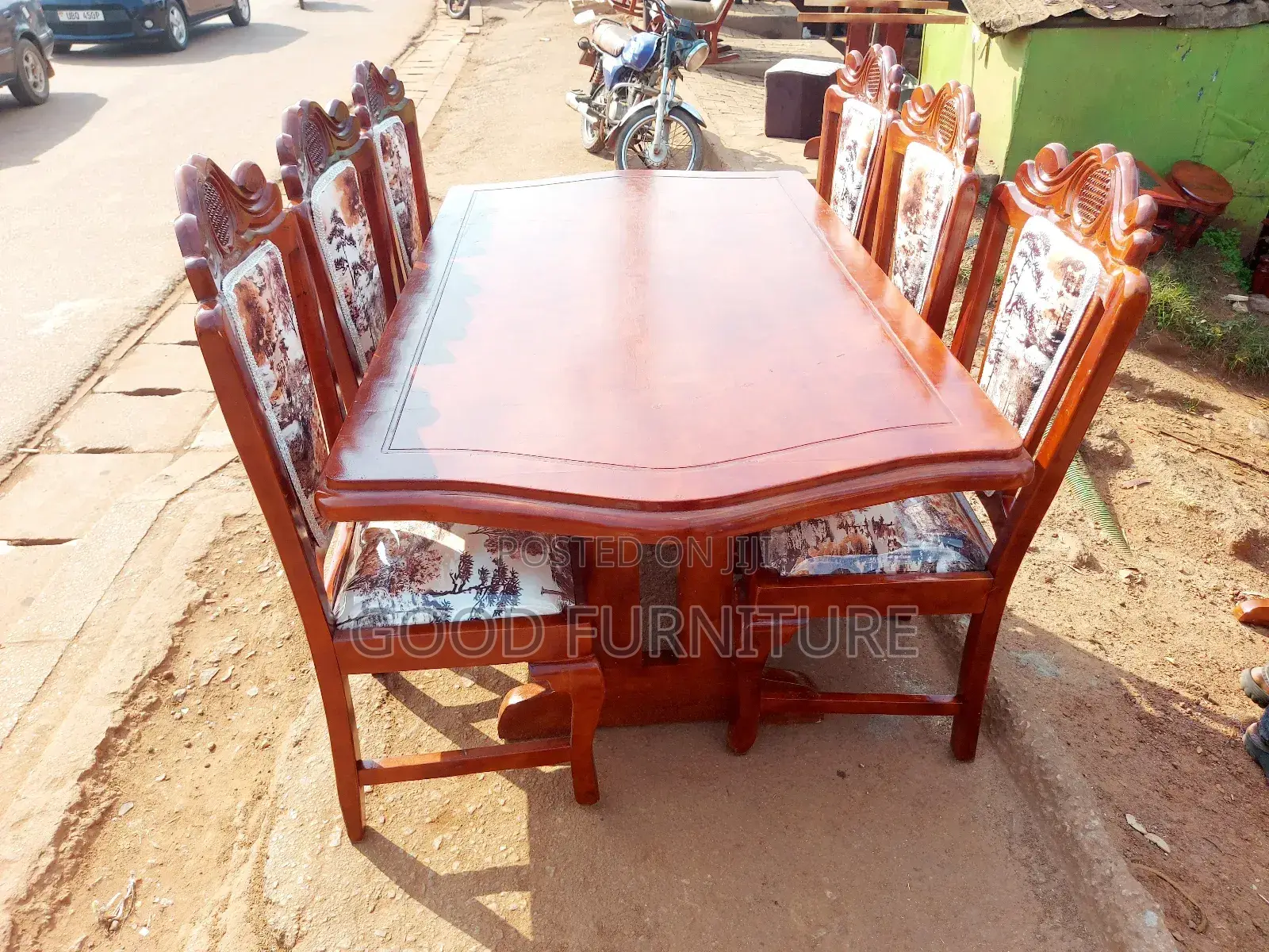 King's Style Good-Looking Six Seaters Dining Set