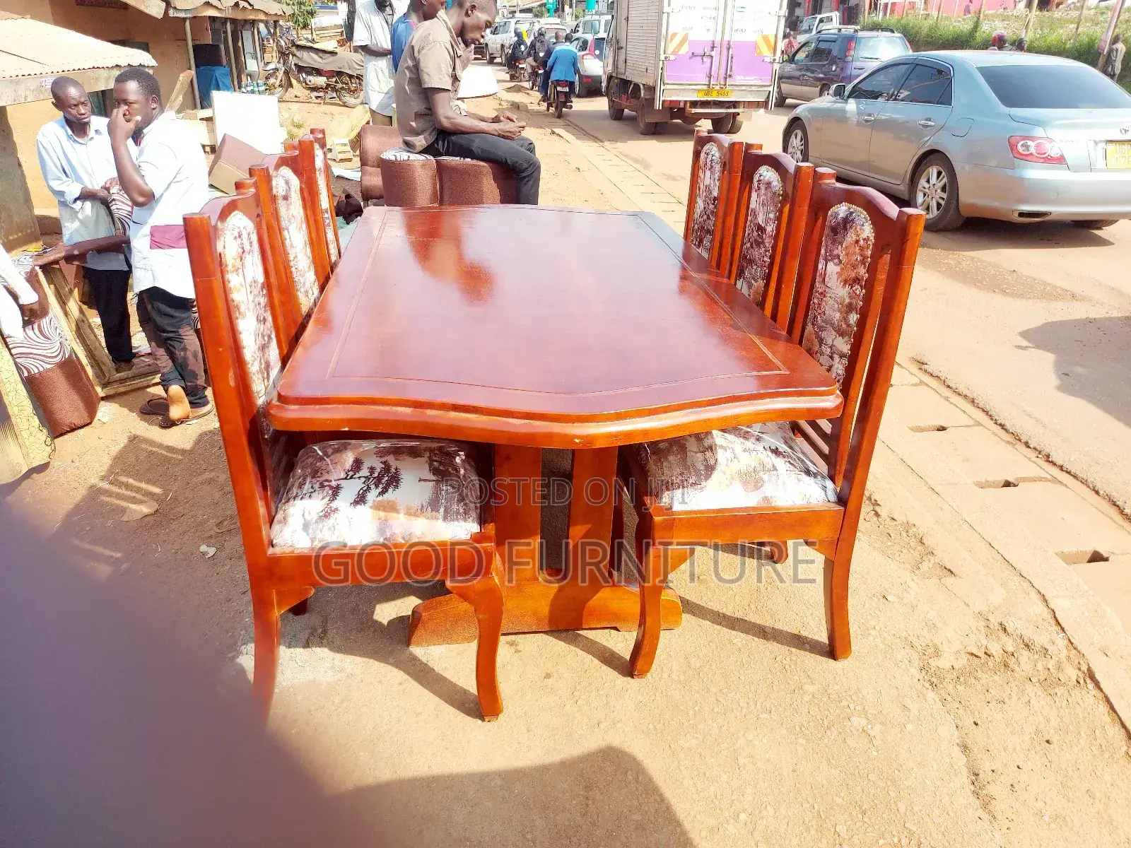 Luxurious Nice Looking Six Seaters Dining Set