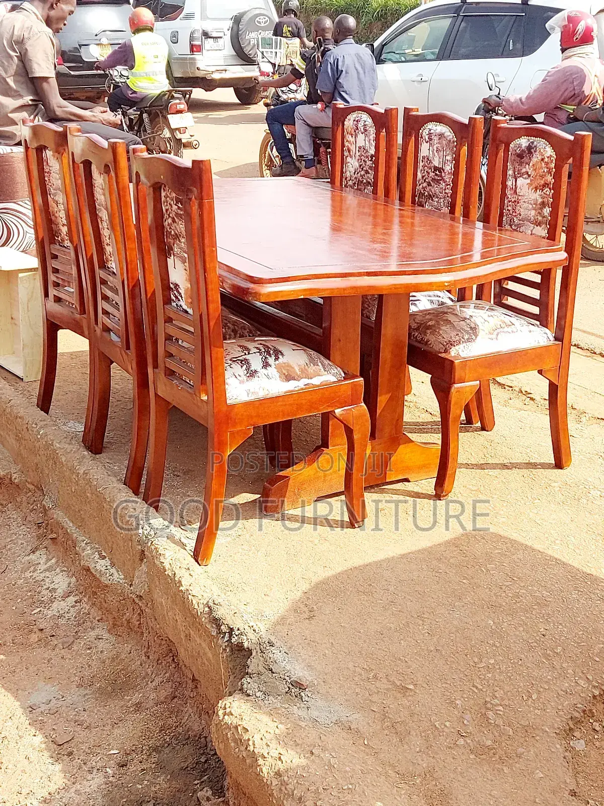 Luxurious Nice Looking Six Seaters Dining Set