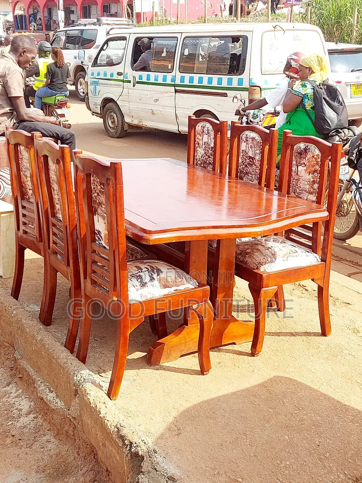 Luxurious Nice Looking Six Seaters Dining Set