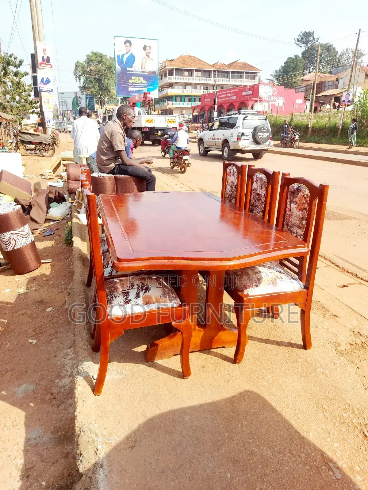 Luxurious Nice Looking Six Seaters Dining Set