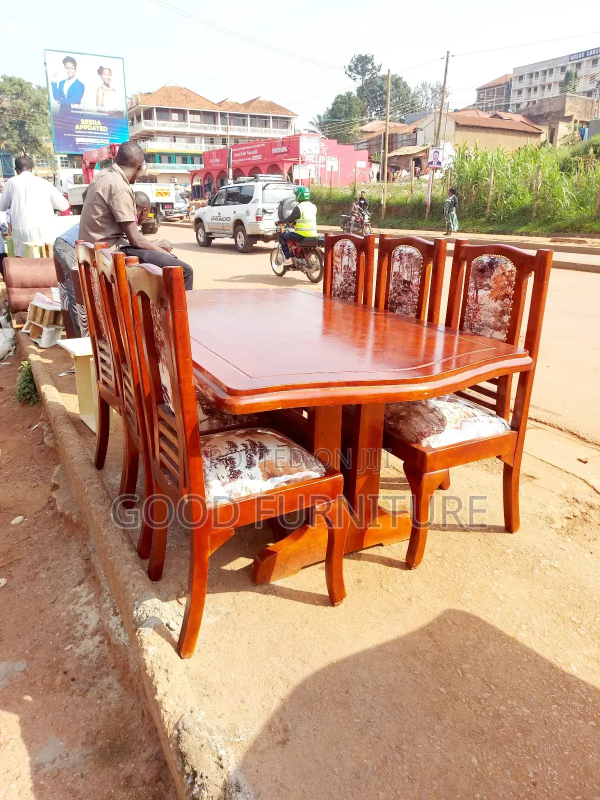 Luxurious Nice Looking Six Seaters Dining Set