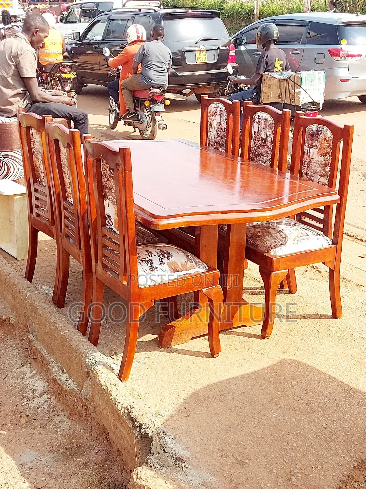 Luxurious Nice Looking Six Seaters Dining Set