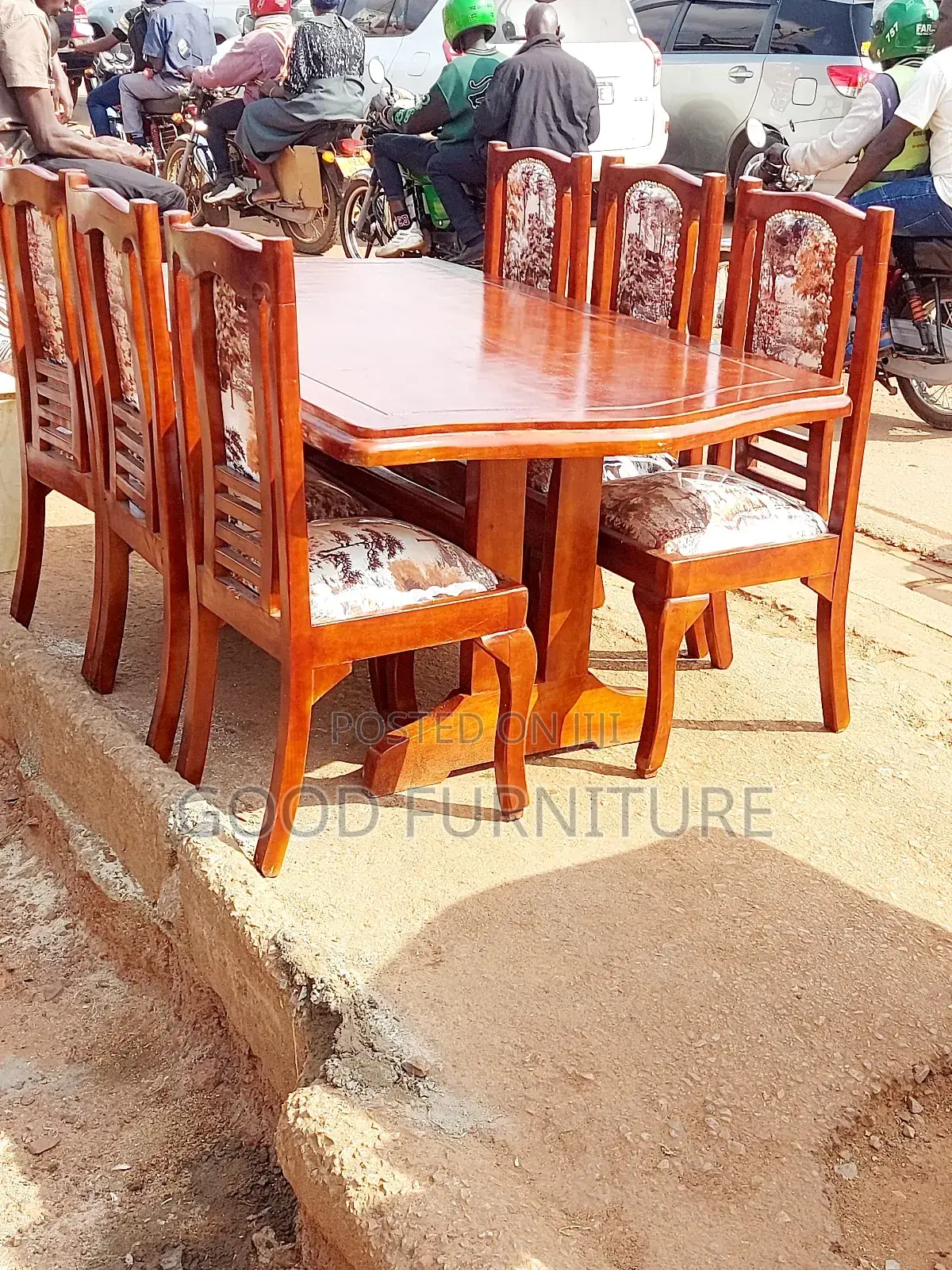 Luxurious Nice Looking Six Seaters Dining Set
