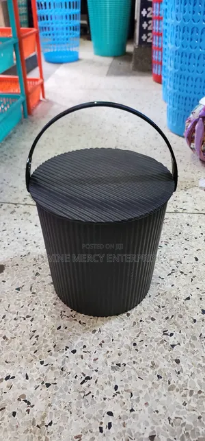 Round Bucket With Cover