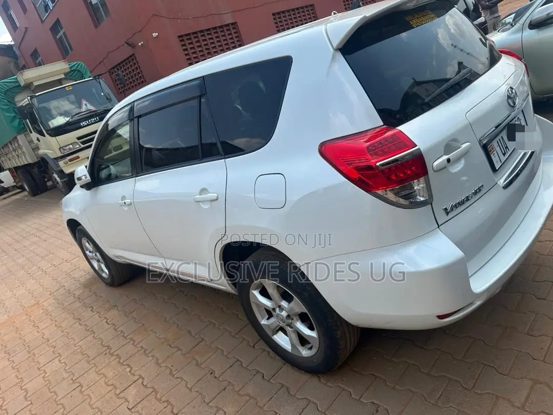 Toyota Vanguard 2011 Off white