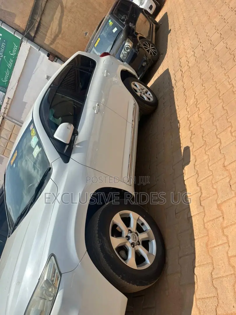 Toyota Vanguard 2011 Off white
