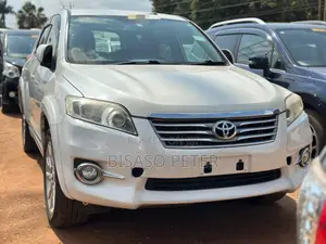 Toyota Vanguard 2012 White