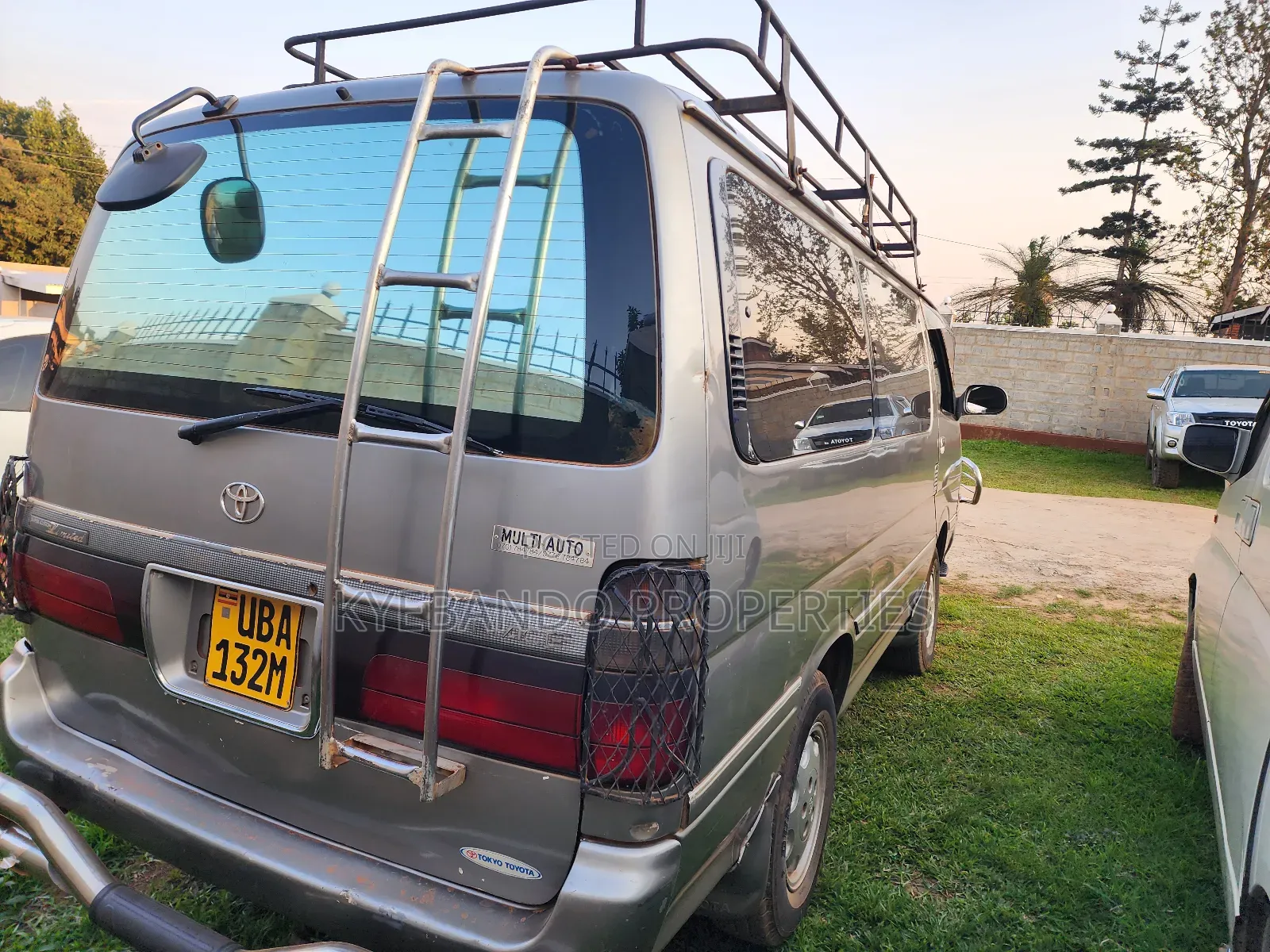 Toyota HiAce 1999 Gold