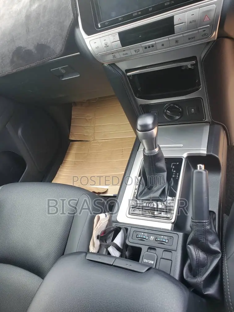 Toyota Land Cruiser Prado 2.7 2022 White