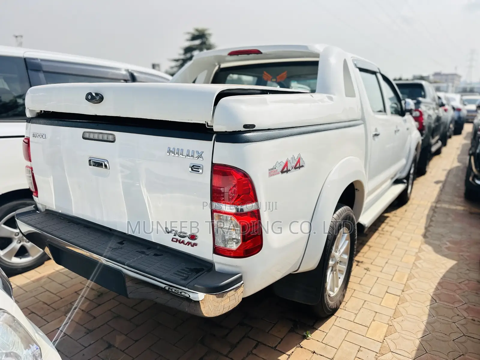 Toyota Hilux SR 4x4 2013 White