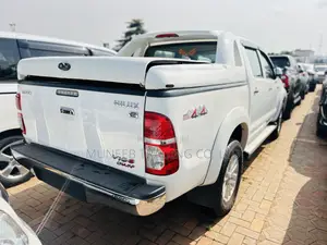 Toyota Hilux SR 4x4 2013 White