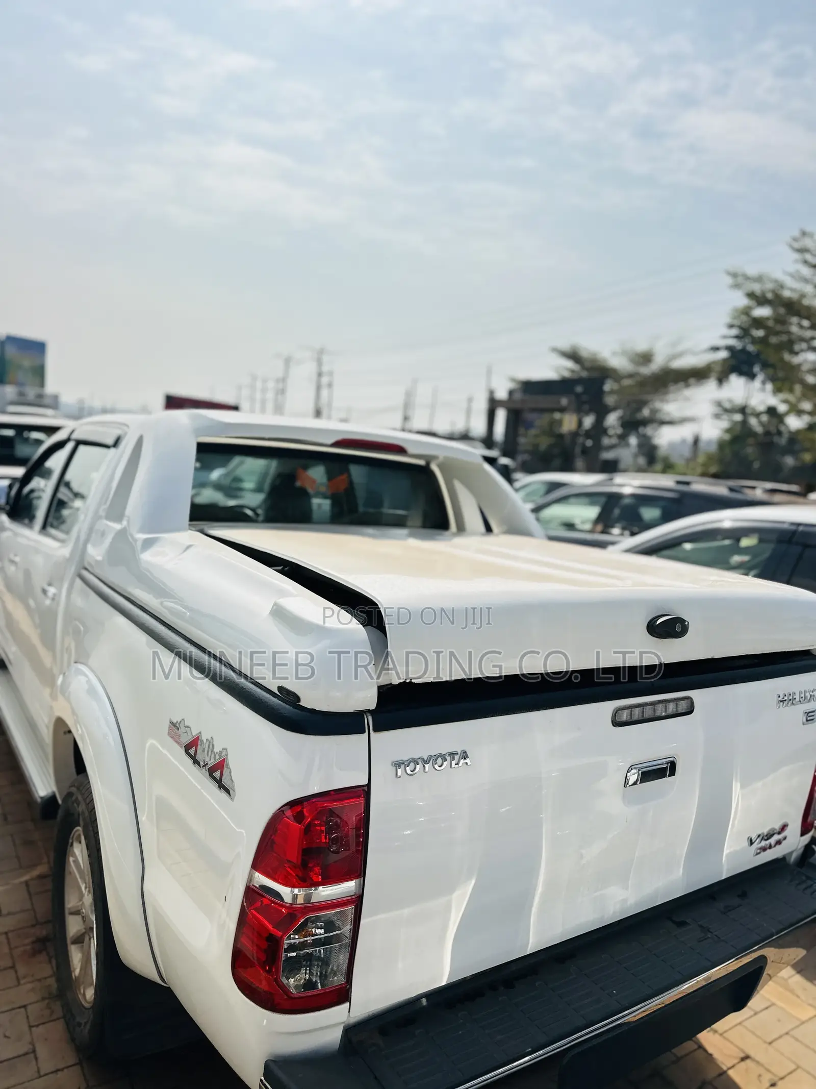 Toyota Hilux SR 4x4 2013 White