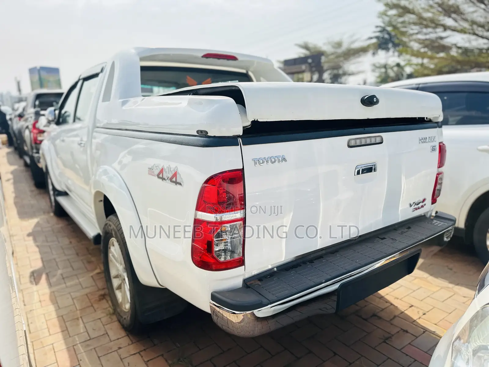 Toyota Hilux SR 4x4 2013 White